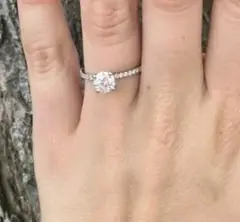Round diamond engagement ring